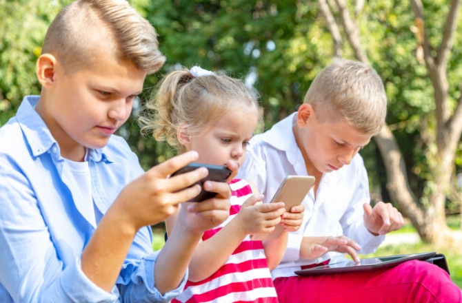 Нужно ли запрещать мобильные телефоны в школе? 