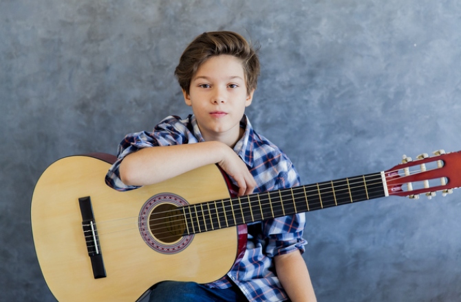 Какой музыкальный инструмент выбрать для развития ребенка: советы для родителей