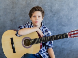 Какой музыкальный инструмент выбрать для развития ребенка: советы для родителей