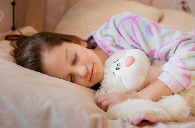 «Просыпается ночью, идет к нам в кровать»: 4 вопроса про детский сон, которые волнуют родителей