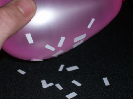 Электризованные бумага и воздушные шары 