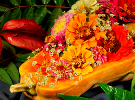 Дары осени: композиция с тыквой и цветами 